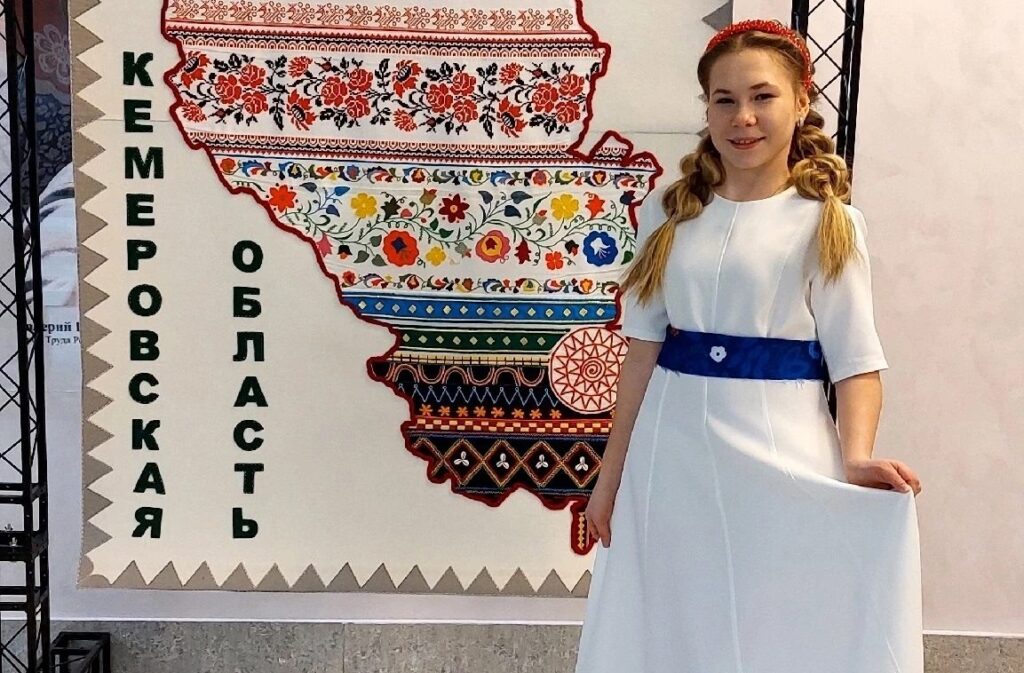 Учащаяся музыкального отделения ДШИ №15 выступила в прологе Ассамблеи народов Кузбасса